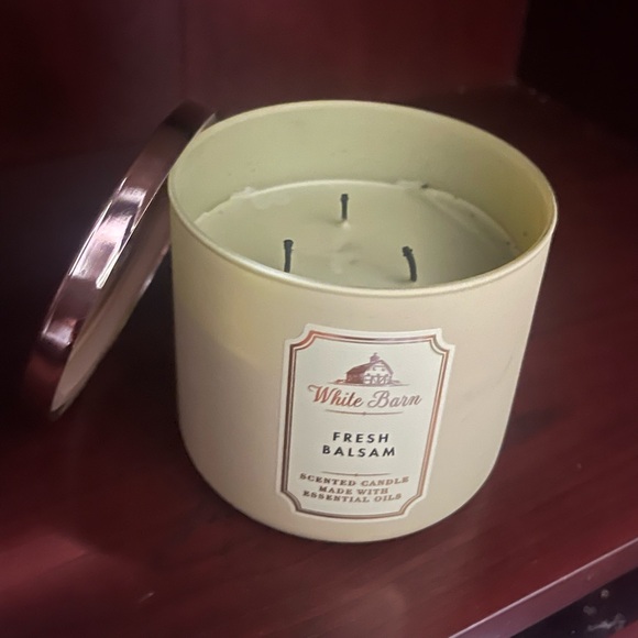 Fresh Balsam White Barn 3-Wick Candle - Picture 1 of 2
